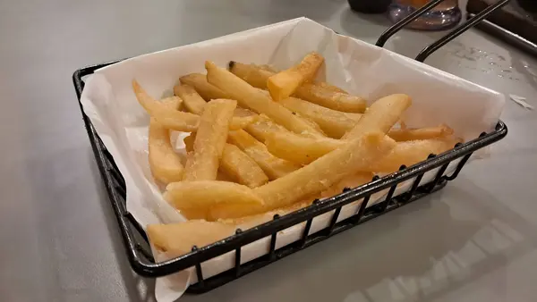 Sepette kızarmış patates çubukları.