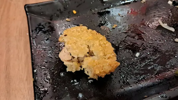 Tabakta tavuk parçaları, bitmemiş yemek artıkları.