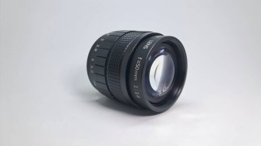 Beyaz arka planı ve siyah lensi olan bir lens.