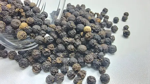 Kurutulmuş karabiber çekirdeğini kapatın.