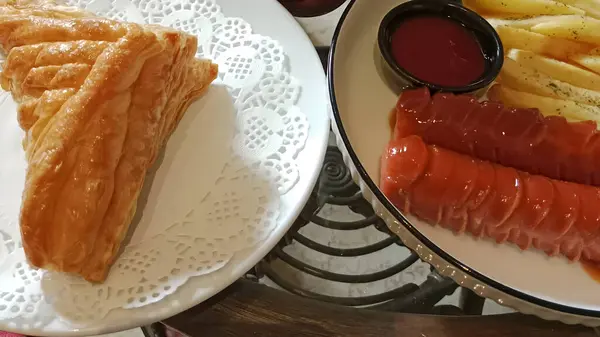 Bir tabak sosis ve patates kızartması.