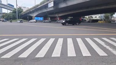 Kırmızı ışık kavşağında trafik