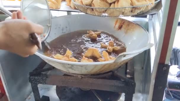 揚げ豆腐と揚げフリッターを調理するプロセス バタゴールとして知られている有名なインドネシアの地元のスナック チリソース 甘い醤油 ピーナッツソースがおすすめです — ストック動画