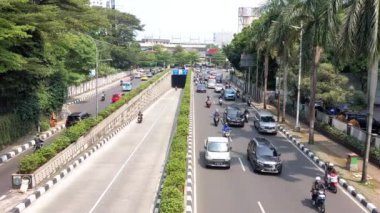 LEBAK BULUS - GÜNEY JAKARTA, İNDONEZYA, 25 Mayıs 2023. Metro Pondok Indah Yolu boyunca inşa edilen alt geçitlerin yakınındaki Yavaş Hareket trafiği.