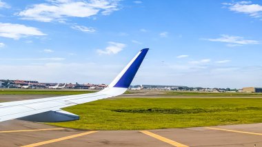 Kanat ticari uçakları sabah iniş pistinde. Uçağın penceresinden bak. Hava yoluyla seyahat etmek