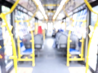 Transjakarta ya da Busway taşımacılığındaki yolcu koltuklarının bulanık arka görüntüsü sihirli efekt için sihirli bokeh ışıkları eklendi. Soyut arkaplan