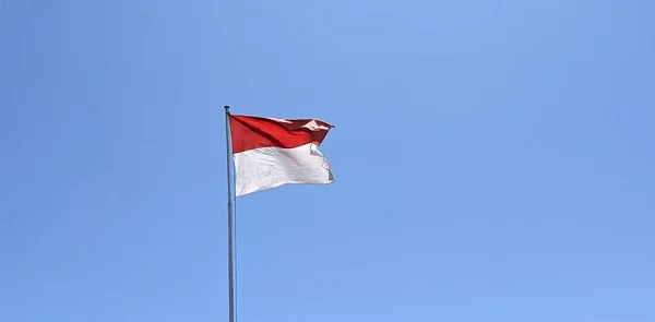 Låg Vinkel Syn Indonesiska National Flag Merah Putih Klar Blå — Stockfoto