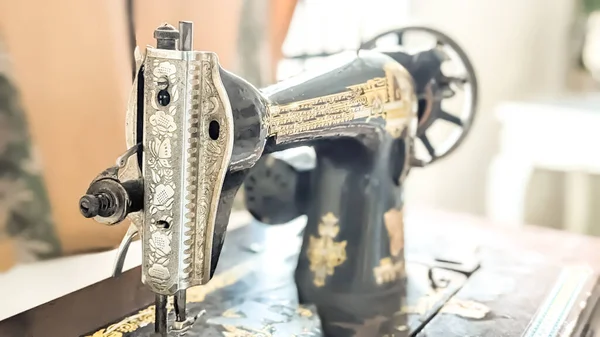 Close Uma Máquina Costura Antiga Colocado Perto Janela Com Pouca — Fotografia de Stock