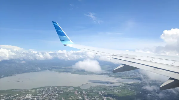 哥罗塔罗 2023年6月12日 印第安纳州苏拉威西北部 一架商营飞机的机翼在早晨从飞机的窗口俯瞰着一个巨大的林波托湖 坐飞机旅行 — 图库照片