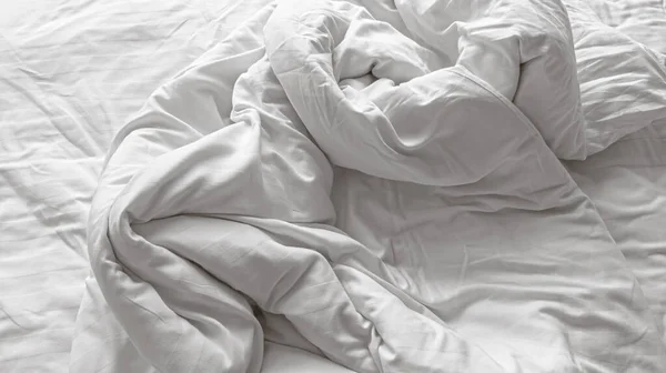 Крупный План Растрепанного Морщинистого Белого Мягкого Льняного Одеяла — стоковое фото