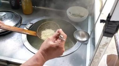 Haşlanmış tavuk noddelerinin sinematik çekimi, Bakmi Ayam. En iyi sebzeler, doğranmış tavuk eti ve kızarmış hamur köfteleriyle servis edilir. Asya Mutfağı Lezzeti.
