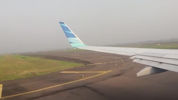 Fotografia Uma Asa Comercial Aircraft Trilhas Pista Aeroporto Foggy Morning — Vídeo de Stock
