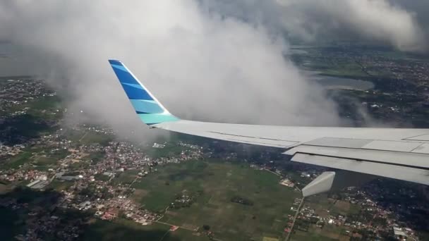 映画撮影 商業用航空機の翼は 飛行機の窓からの朝の雲の眺めでLimboto湖上空を飛行しました 空の旅 — ストック動画