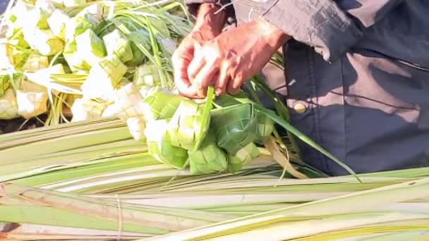 Zpomal Ruce Asiata Který Uklízí Své Ketupatské Zboží Prodejci Ketupat — Stock video