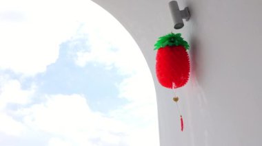 Kızıl Çin Kağıt Fenerinin alçak açılı görüntüsü. Duvarda rüzgar tarafından çırpınıyor. Çin ay kutlamaları konsepti