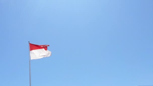 Ondeante Bandera Nacional Indonesia Bajo Cielo Azul Claro — Vídeos de Stock