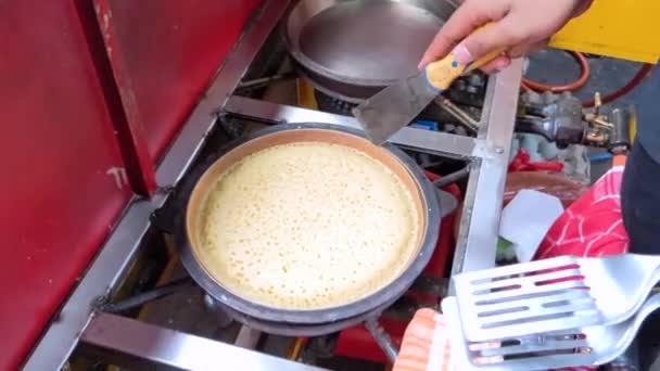 甜奶酪油炸糕点的制作过程 Martabak Keju 里面塞满了奶酪 花生和甜牛奶 印度尼西亚著名的烹饪之一 — 图库视频影像