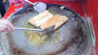 Yumurta, et ve soğan yaprağıyla doldurulmuş Martabak Telor olarak bilinen lezzetli tavada kızartılmış hamur işi. Endonezya mutfağının tanınmış yemeklerinden biri.