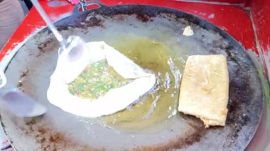 Yumurta, et ve soğan yaprağıyla doldurulmuş Martabak Telor olarak bilinen lezzetli tavada kızartılmış hamur işi. Endonezya mutfağının tanınmış yemeklerinden biri.