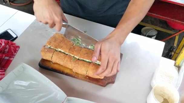映画撮影 玉ねぎの葉で詰められたMartabak Telorとして知られているおいしいフライパンで揚げたペストリーの提供プロセス 有名なインドネシア料理の1つ — ストック動画
