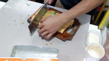 Sinematik çekim. Yumurta, et ve soğan yaprağıyla doldurulmuş Martabak Telor olarak bilinen lezzetli tavada kızartılmış hamur işleri. Endonezya mutfağının tanınmış yemeklerinden biri.