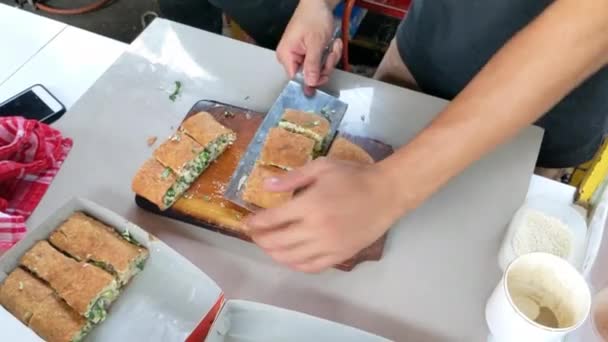 Rodaje Cinematográfico Proceso Servir Pastelería Salada Frita Conocida Como Martabak — Vídeos de Stock