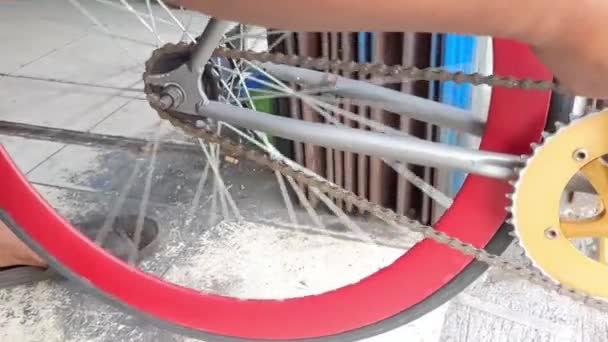 机械师的手放在后轮上 维修工在维修车间修理自行车轮 — 图库视频影像