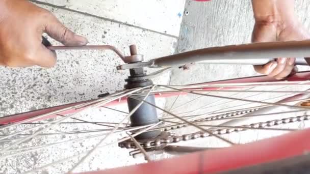 Zeitlupe Die Hände Eines Mechanikers Legen Ein Hinteres Rad Reparaturhelfer — Stockvideo