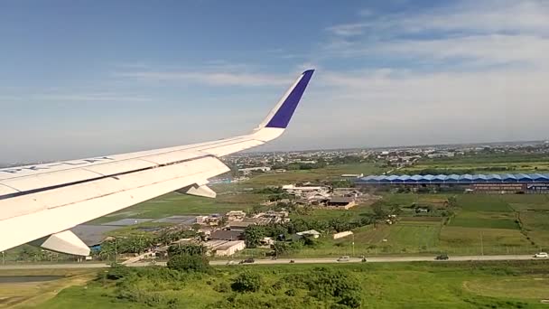 Повільний Рух Крило Комерційного Літака Місці Посадки Міжнародного Аеропорту Сокарно — стокове відео