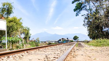 Güzel bir dağ manzaralı demiryolu pisti. Demiryolu turizm konsepti.