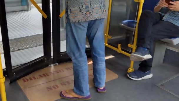 スローモーション シェルター停留所の自動バスのドアを通り抜けるサンダルを使用した大人の男性 現代公共交通機関のコンセプト — ストック動画