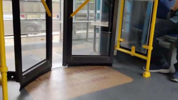 在候车亭处 自动车门缓慢地打开和关闭 现代公共交通概念 — 图库视频影像