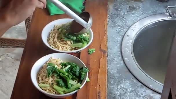 煮面条的慢动作 Bakmi Ayam 最好配上新鲜蔬菜 鸡扒肉和油炸饺子 — 图库视频影像