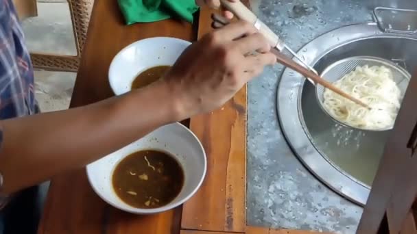 Powolny Ruch Procesu Serwowania Gotowanego Makaronu Bakmi Ayam Najlepiej Podawać — Wideo stockowe