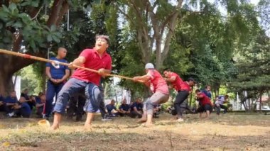 Depok, Batı Java, Endonezya. 18 Ağustos 2023. 78. Endonezya Bağımsızlık Günü 'nü kutlamak için meslek okulundaki çekişme yarışmasının düşük açılı sinematik çekimi. Vatanseverlik ve milliyetçilik
