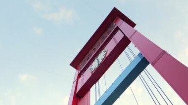 Gün batımında sevimli Ampera Köprüsü 'nün sinematik çekimi. Güney Sumatera 'daki insanlar için ünlü bir yer, Endonezya.