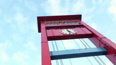 Gün batımında sevimli Ampera Köprüsü 'nün sinematik çekimi. Güney Sumatera 'daki insanlar için ünlü bir yer, Endonezya.