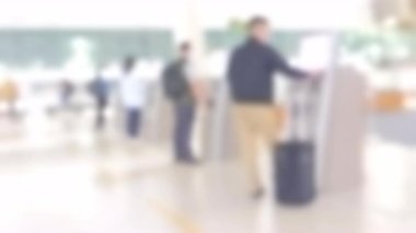 Sinema ve yavaş çekim bulanık. Havaalanı terminalinde giriş kartı alan insanların görüntüsü. Havaalanında modern teknoloji.