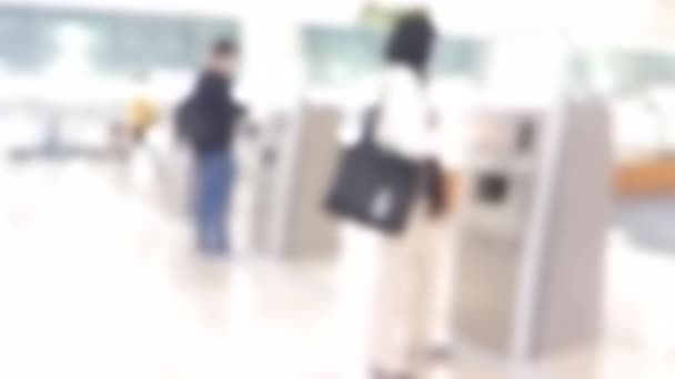 Fotografia Cinematográfica Turva Lenta Pessoas Usando Máquina Check Terminal Aeroporto — Vídeo de Stock