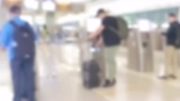 在机场候机楼使用报到机获得登机证的人的模糊的电影和慢镜头 机场的现代技术 — 图库视频影像