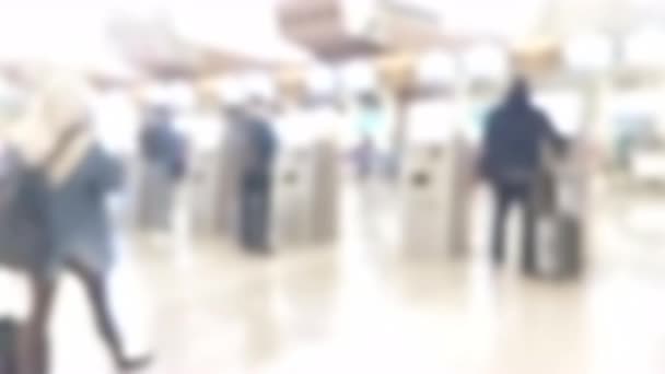 Niewyraźne Filmowe Spowolnione Ujęcie Osób Korzystających Odprawy Terminalu Lotniska Otrzymujących — Wideo stockowe