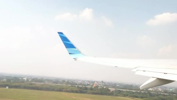 Sinematik Çekim Ticari Uçakların Kanadı Sabah Havaalanından Kalkıyor Uçağın Penceresinden — Stok video