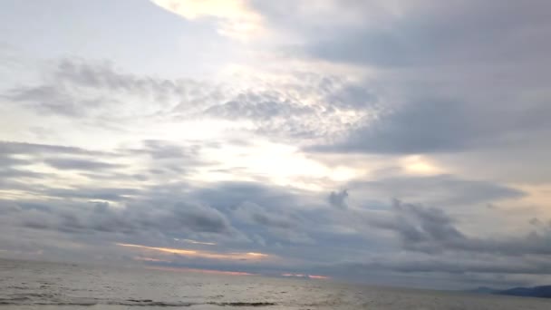 在海滨日出或日落时 轰动一时的云雾笼罩了4K的时间 自然环境背景 — 图库视频影像
