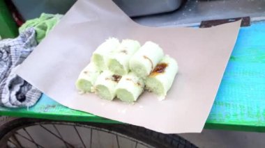 Geleneksel Endonezya atıştırmalıklarının sinematik çekimleri genellikle Kue Putu olarak adlandırılır. Bu tatlılar pirinç unundan yapılmış ve kahverengi şekerle doldurulmuş, buharda pişirilmiş ve üzerine hindistan cevizi serpiştirilmiş.