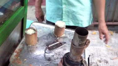 Geleneksel Endonezya atıştırmalıklarının Kue Putu of rice cakes adlı sinema sahnesinin çekimleri. Bu tatlılar pirinç unundan yapılır ve haşlanarak pişirilen kahverengi şekerle doldurulur ve üzerine hindistan cevizi serpilmiş olarak servis edilir.