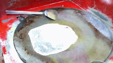 Sinematik çekim. Yumurta, et ya da soğan yaprağıyla doldurulmuş Martabak Telur olarak bilinen lezzetli tavada kızartılmış hamur işi. Endonezya mutfağının tanınmış yemeklerinden biri..