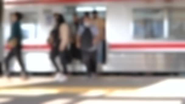 Defocated Slow Motion Passagier Lopen Uit Indonesische Snelle Transit Trein — Stockvideo