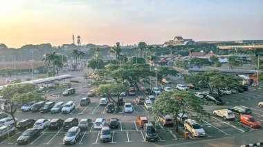 TANGERANG-BANTEN, NDONEZYA, 10 Ocak 2024. Sabahleyin Cakarta 'nın Soekarno Hatta Havalimanı' ndaki otoparkın yüksek açılı görüntüsü. Kamu hizmeti yönetimi kavramı.