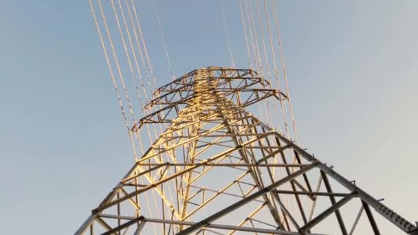 从下方看高压电塔结构的低角度电影拍摄 — 图库视频影像