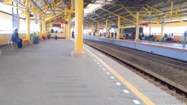 Jakarta, Endonezya - 1 Mayıs 2024. Trenlerden inen kalabalık yolcuların zaman aşımına uğradı. Merkez Jakarta 'daki Gondangdia tren istasyonuna vardılar..